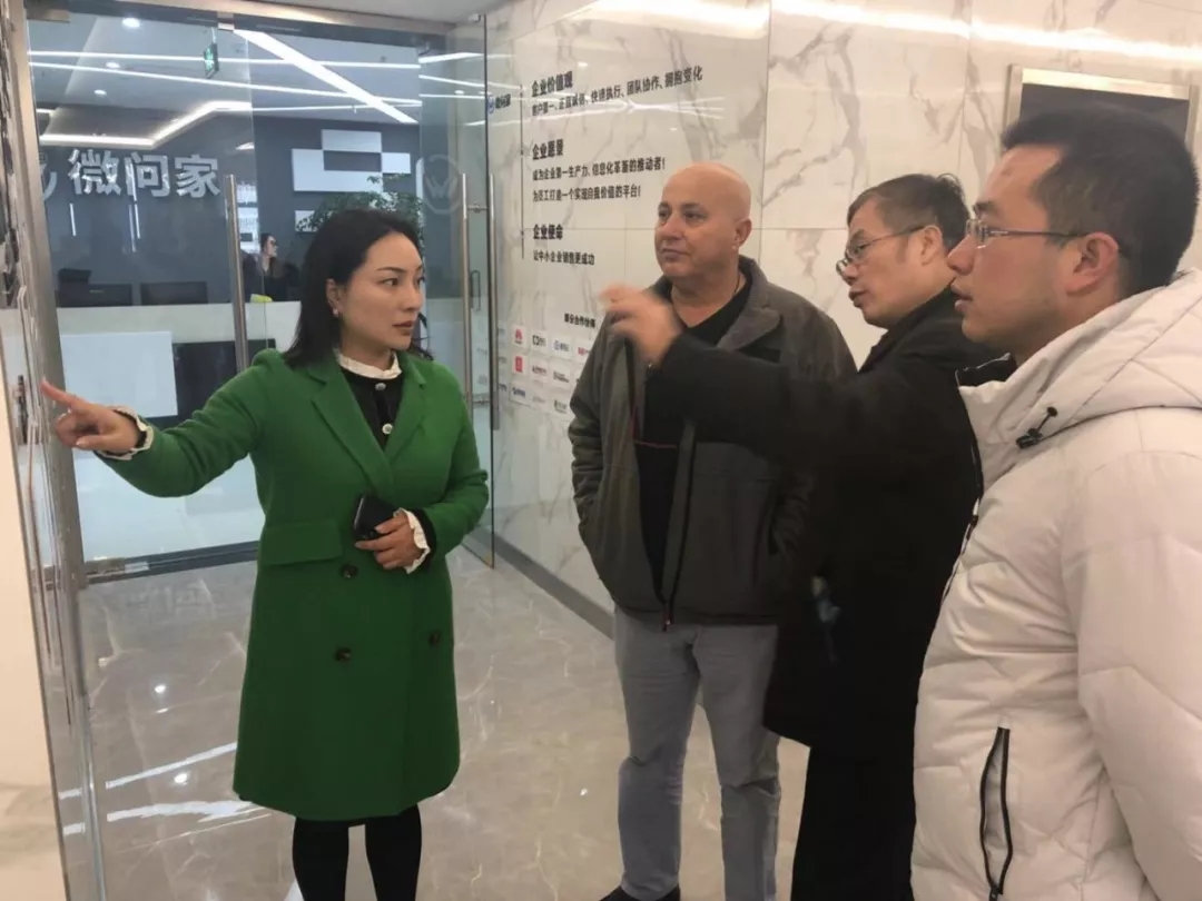 国际青创园董事长袁珉芝,总经理张椋接待了